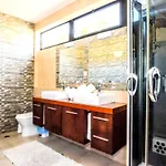 別荘 Charming House In With Shared Pool
