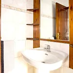 Charming House In With Shared Pool Nyaraló *