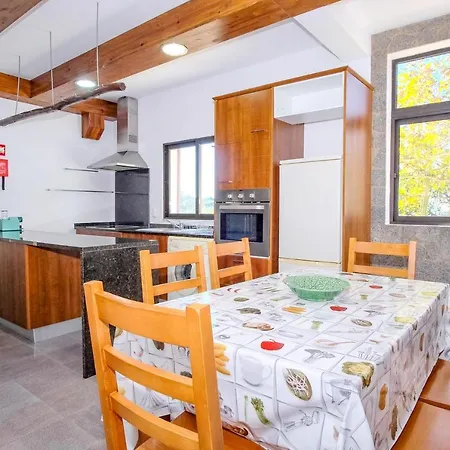 Charming House In With Shared Pool Vakantiehuis