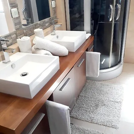 度假居 Charming House In With Shared Pool *