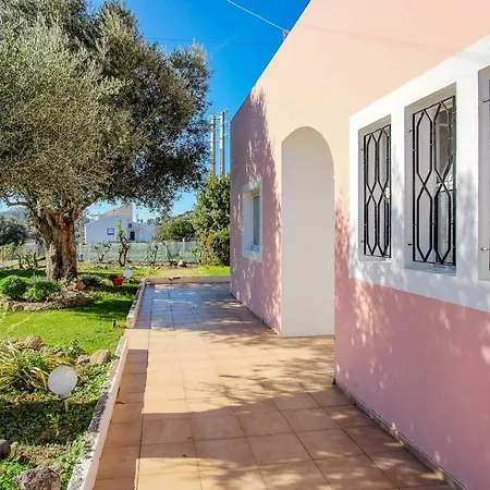 Charming House In With Shared Pool