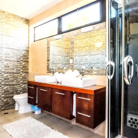 度假居 Charming House In With Shared Pool